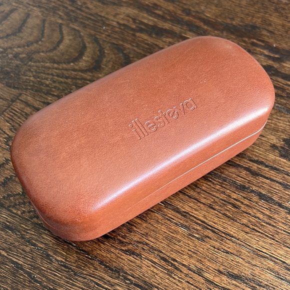 Illesteva Sunglasses Case and dust cloth - Picture 2 of 3